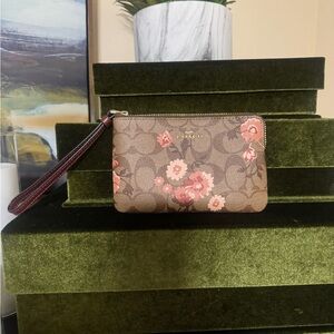 Authentic Coach Corner Zip Wristlet/Signature Canvas/Prairie Daisy/Floral Print.